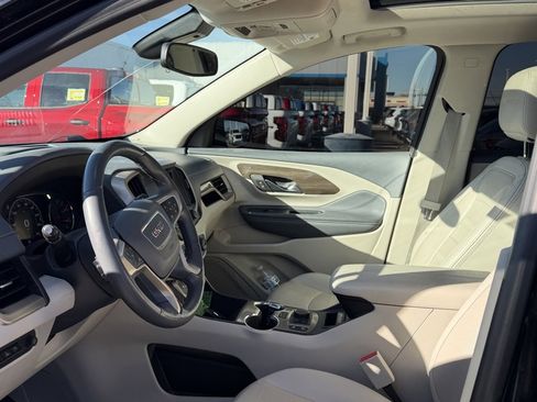 Used 2023 GMC Terrain Denali w/ Black Diamond Edition image 10