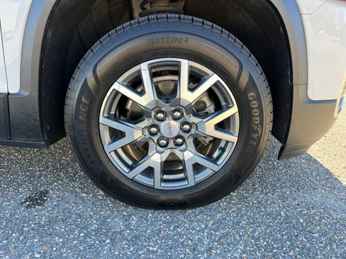 Used 2023 GMC Acadia SLT image 25