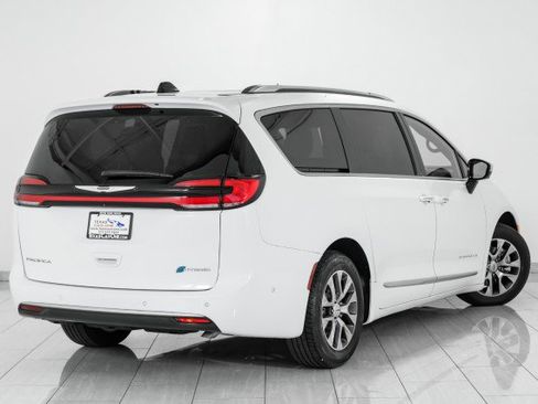 Used 2023 Chrysler Pacifica Pinnacle image 6