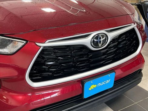 Used 2021 Toyota Highlander XLE AWD/4WD image 32