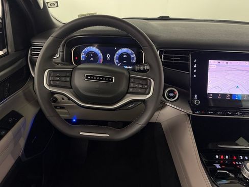 Used 2025 Jeep Wagoneer 4WD image 12