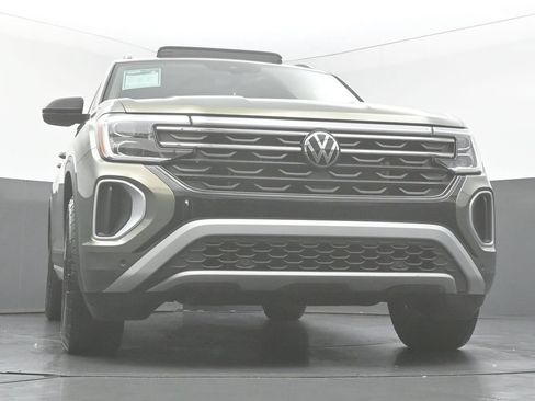 Used 2025 Volkswagen Atlas Peak Edition SE AWD/4WD image 48