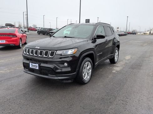 Used 2024 Jeep Compass Latitude image 3