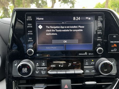 Used 2021 Toyota Highlander XLE AWD/4WD image 24