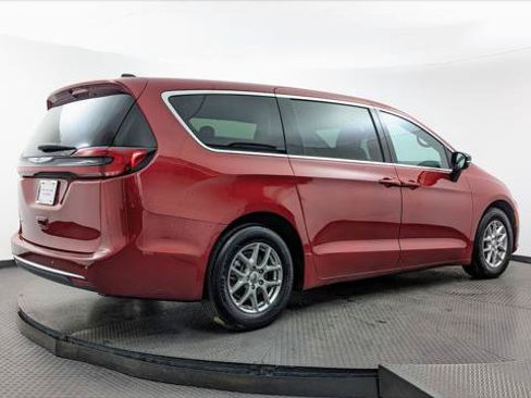 Used 2025 Chrysler Pacifica Select FWD image 8