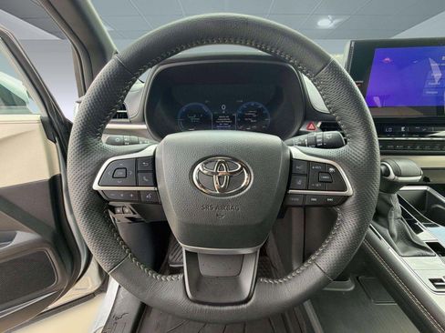 Used 2025 Toyota Sienna Platinum FWD image 15
