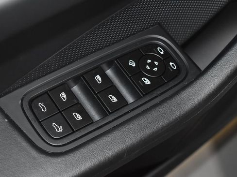 Certified 2025 Porsche Macan Electric image 9