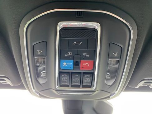 Used 2024 Jeep Wagoneer Series III w/ Premium Group I AWD/4WD image 19
