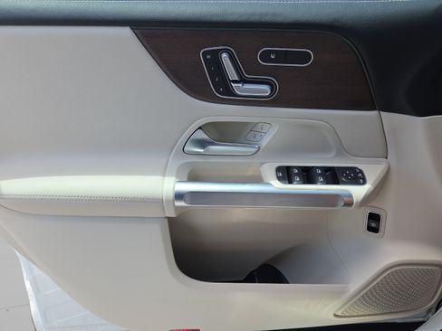 Used 2023 Mercedes-Benz GLB 250 image 34