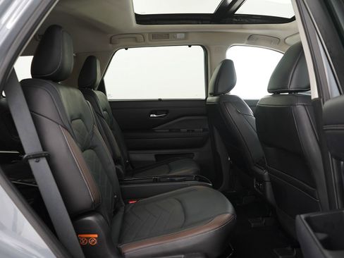 Used 2022 Nissan Pathfinder Platinum image 13