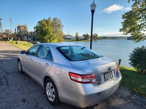 Used 2010 Toyota Camry SE image 3