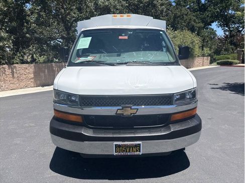 Used 2016 Chevrolet Express 3500 w/ Chrome Appearance Package RWD image 4