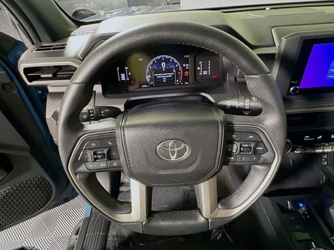 Certified 2025 Toyota 4Runner SR5 AWD/4WD image 11