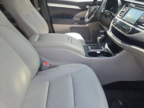 Used 2014 Toyota Highlander XLE AWD/4WD image 23