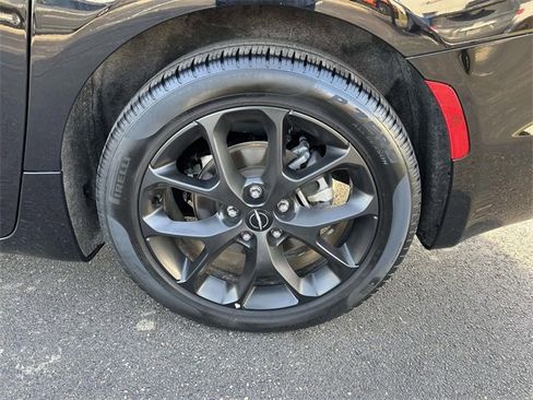 Certified 2025 Chrysler Pacifica Limited image 8