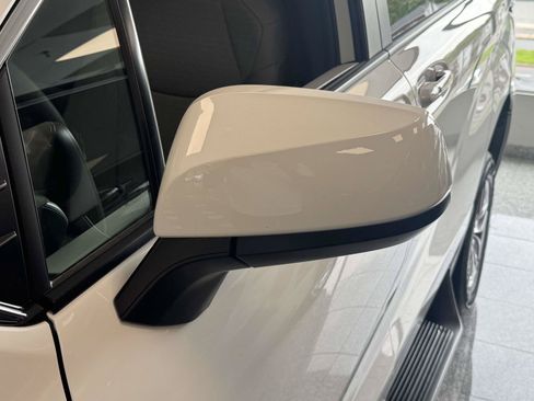 Used 2026 Toyota Sienna LE FWD image 9