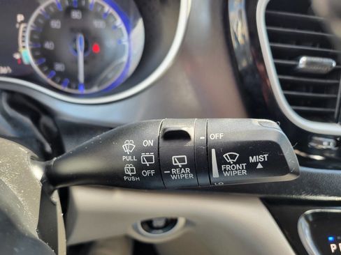 Used 2023 Chrysler Pacifica Touring-L image 21