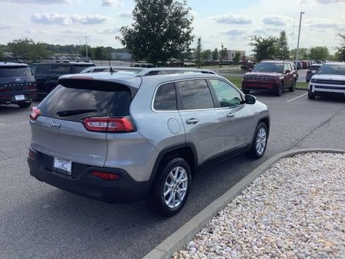 Used 2017 Jeep Cherokee Latitude w/ Safety/Convenience Group FWD image 5