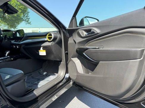 New 2025 Chevrolet Trax LT w/ Driver Confidence Package FWD image 9