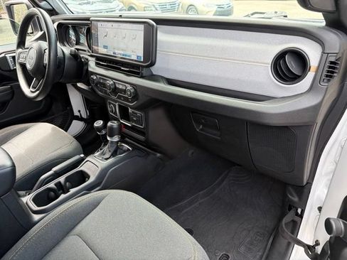 Used 2024 Jeep Gladiator Sport AWD/4WD image 29