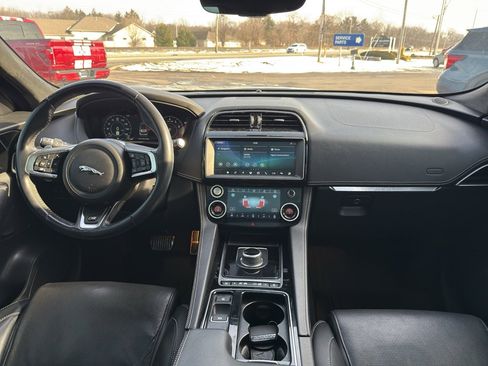 Used 2019 Jaguar F-PACE S image 13