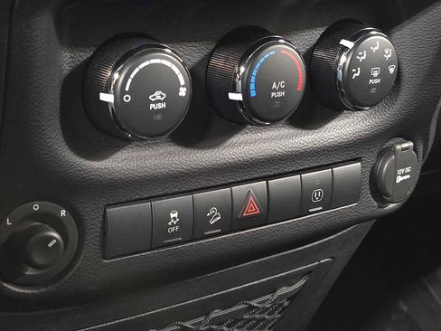 Used 2015 Jeep Wrangler Unlimited Rubicon w/ Connectivity Group AWD/4WD image 30