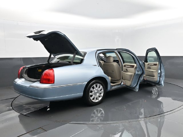 Used 2010 Lincoln Town Car Signature Limited RWD image 32
