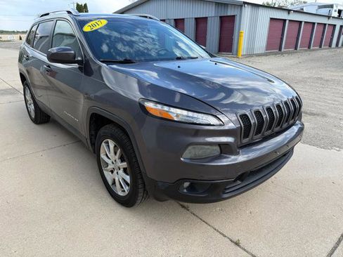 Used 2017 Jeep Cherokee Latitude AWD/4WD image 6