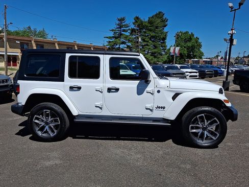 Used 2024 Jeep Wrangler Unlimited w/ Convenience Group AWD/4WD image 7
