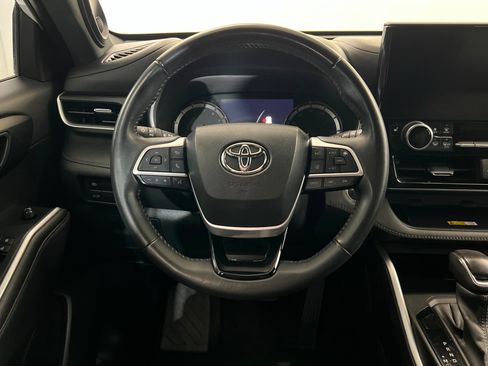 Used 2023 Toyota Highlander XSE FWD image 13