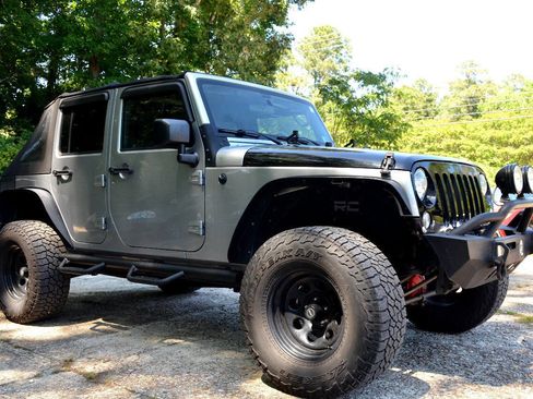 Used 2017 Jeep Wrangler Unlimited Sport w/ Connectivity Group AWD/4WD image 5