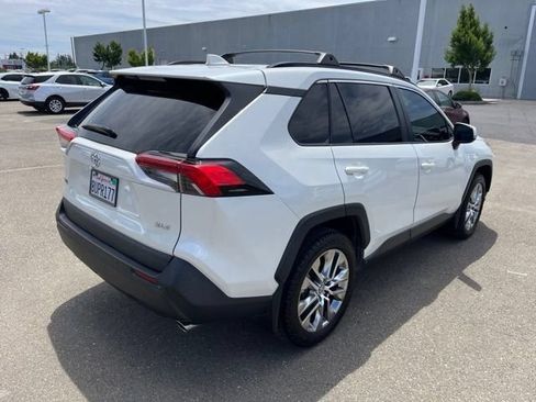 Used 2021 Toyota RAV4 XLE Premium FWD image 5