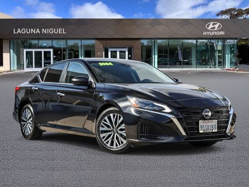 Used 2024 Nissan Altima 2.5 SV FWD image 1