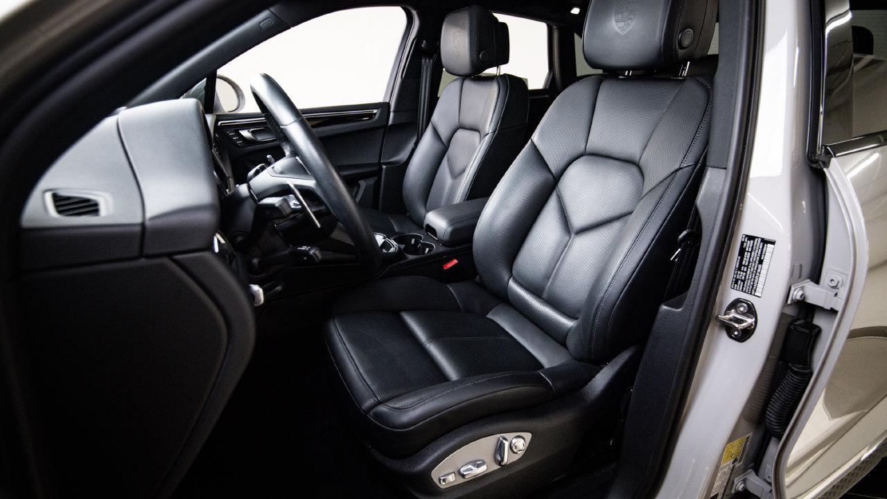 Certified 2023 Porsche Macan AWD/4WD image 5
