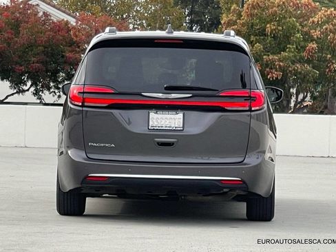Used 2021 Chrysler Pacifica Touring-L image 5