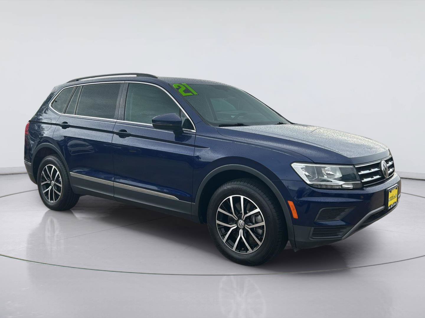 Used 2021 Volkswagen Tiguan SE w/ Panoramic Sunroof Package FWD image 3