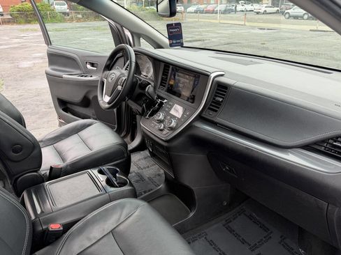 Used 2016 Toyota Sienna SE Premium image 11