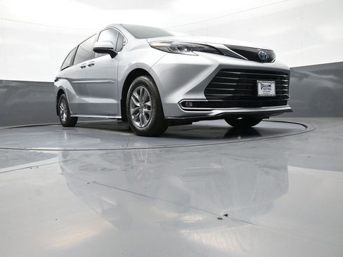 Certified 2024 Toyota Sienna XLE AWD/4WD image 30