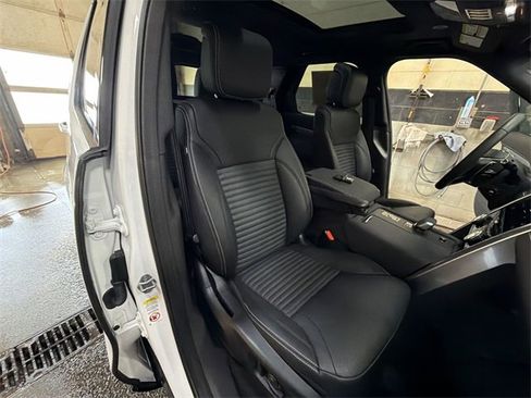 Used 2024 Land Rover Discovery Dynamic SE image 27