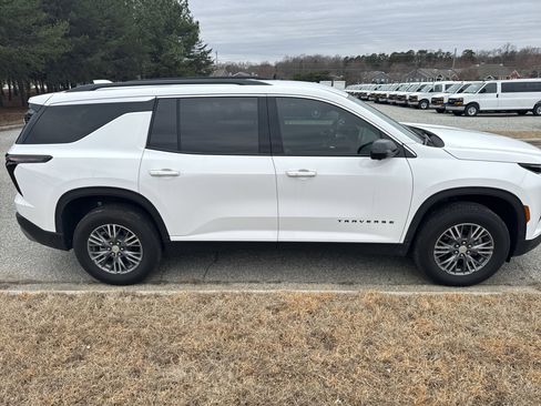 Certified 2025 Chevrolet Traverse LT w/ Driver Confidence Package image 11