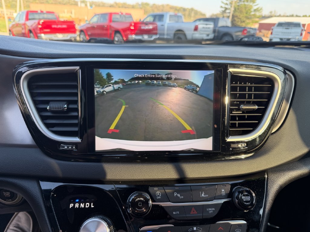 Used 2026 Chrysler Pacifica Select FWD image 28