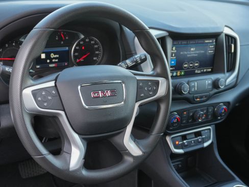 Used 2024 GMC Terrain SLE w/ Driver Convenience Package image 8