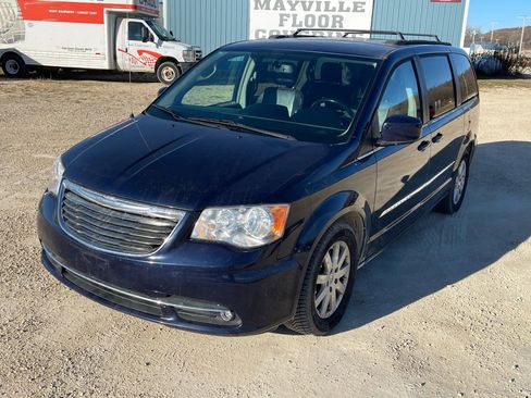 Used 2015 Chrysler Town & Country Touring image 2