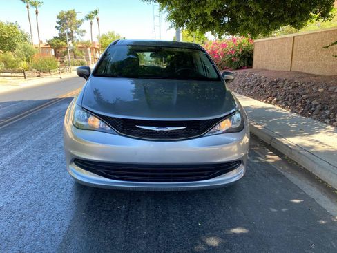 Used 2019 Chrysler Pacifica LX w/ Tire & Wheel Group FWD image 3