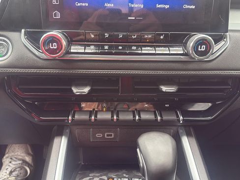 Used 2024 Chevrolet Colorado LT w/ LT Convenience Package II AWD/4WD image 17