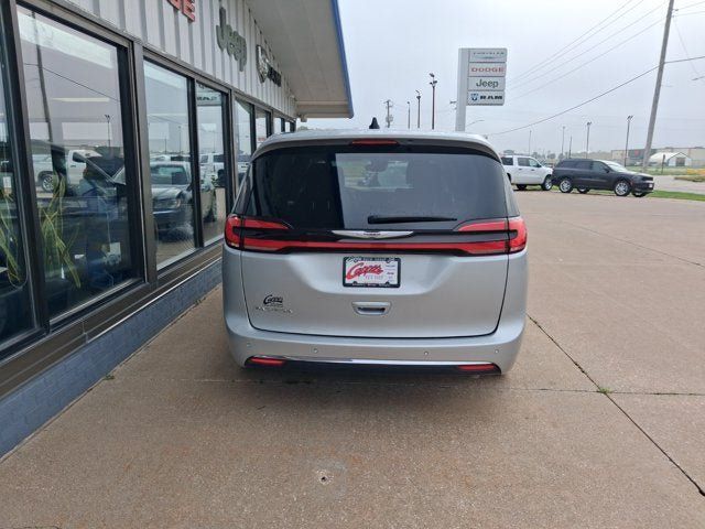 Used 2024 Chrysler Pacifica Touring-L FWD image 3