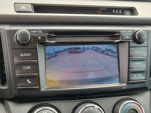 Used 2018 Toyota RAV4 LE FWD image 21