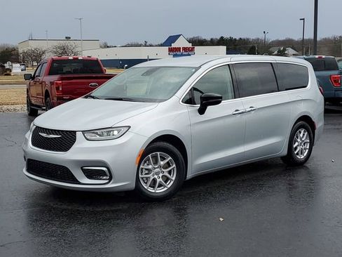 Used 2024 Chrysler Pacifica Touring-L image 37