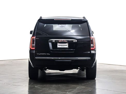 Used 2020 GMC Yukon XL Denali w/ Denali Premium Package image 3