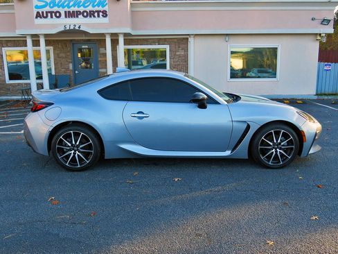 Used 2022 Toyota GR86 RWD image 6